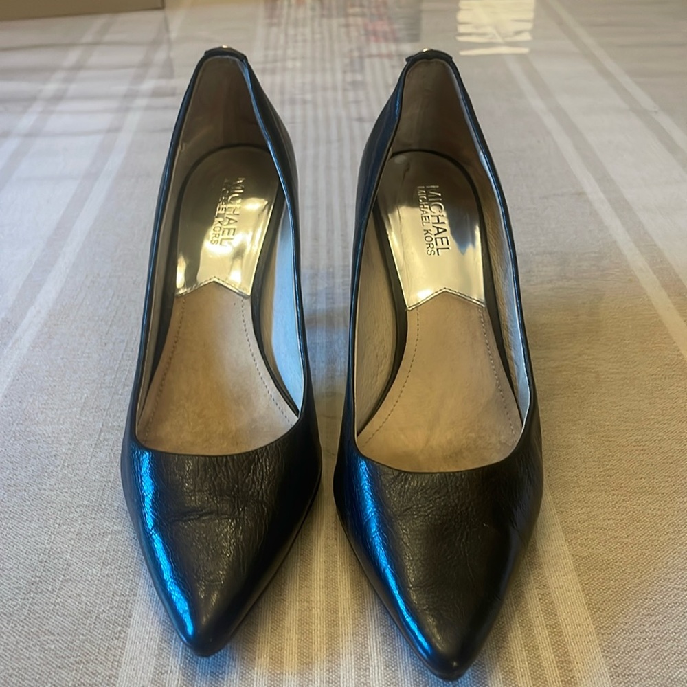 Michael Kors Pointy pumps.